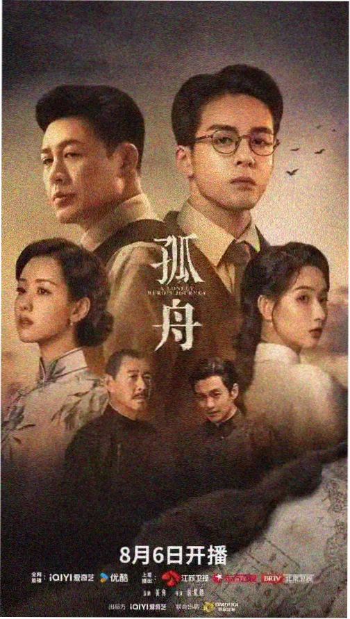 睡莲的图片详情大图:晨雾中半开的粉白睡莲与浮叶